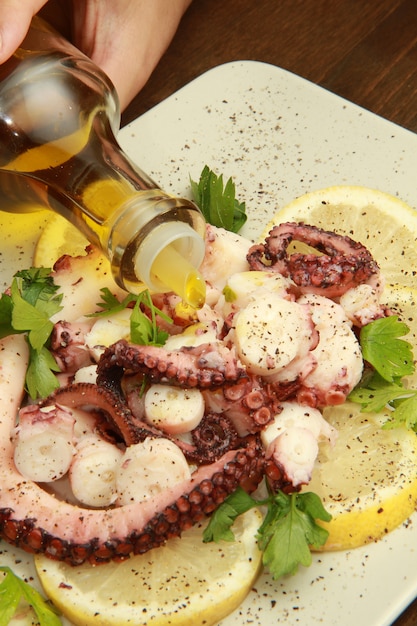 Foto insalata di polpo con fette di limone