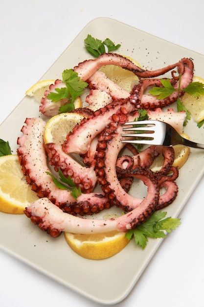 octopus salade met plakjes citroen