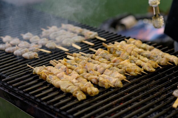 屋台のフードフェスティバルでのタコの串焼き