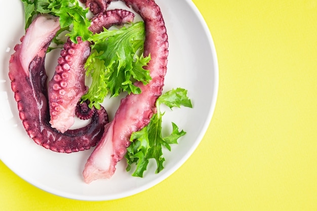 Octopus voedselsalade zeevruchten verse portie klaar om maaltijd snack op tafel te eten kopieer ruimte