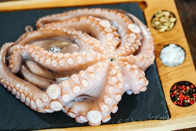 Octopus. Zeevruchten in het restaurant. Octopus wordt bereid in het restaurant op tafel.