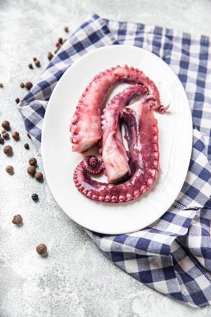 Octopusvoedsel in een bord zeevruchten tweede gang verse kant-en-klare maaltijd snack op tafel kopieer ruimte