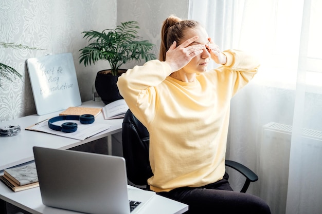 Oculaire gymnastiek oogoefeningen om het gezichtsvermogen te verbeteren, vermoeide freelancer-vrouw die ogen masseert