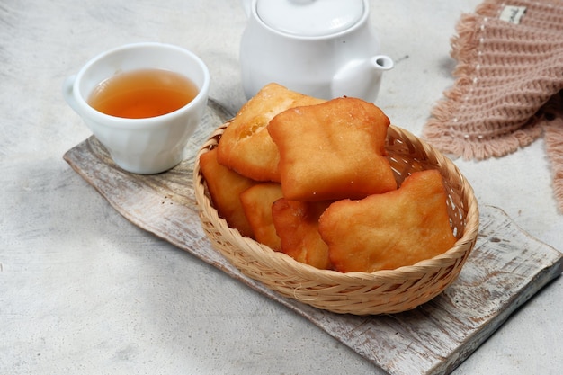 odading of beignet Indonesisch gebakken brood op witte achtergrond