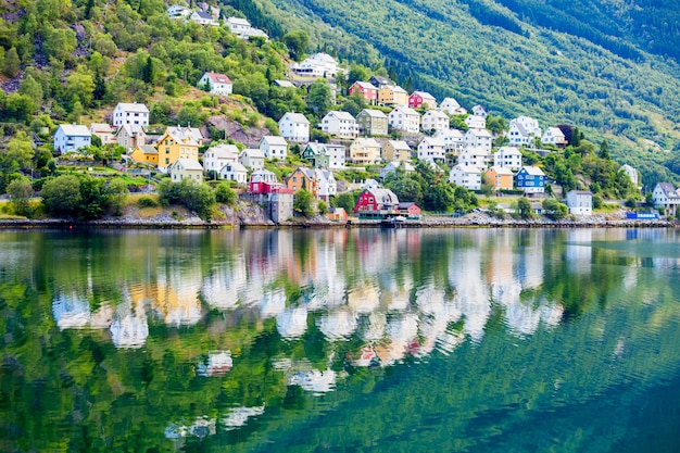 Photo odda is a town in odda municipality in hordaland county, hardanger district in norway. located near trolltunga rock formation.