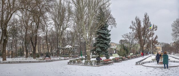 Odessa, Oekraïne 30.01.2022. Besneeuwde winterdag in Odessa, Oekraïne. Deribasovskaya-straat.