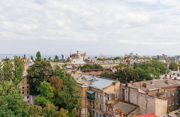 Odessa, Oekraïne - Sep. 09, 2018: Luchtfoto van de daken en oude binnenplaatsen van Odessa. Uitzicht op Odessa vanaf het dak. Gebouwen van de oude stad