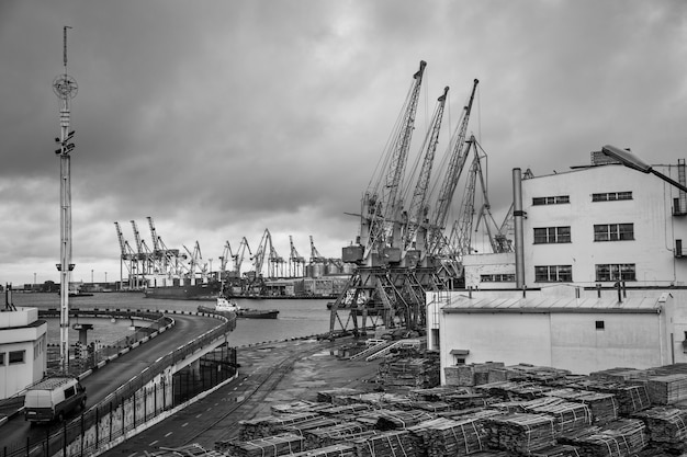 Odessa, oekraïne - sep 10, 2018: marine industriële commerciële haven. industriezone van de zeehaven van odessa. container kranen. cargo containerterminal van zeevracht industriële haven.