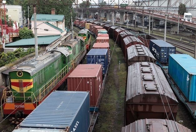 Odessa, Oekraïne - Sep 10, 2018: Spoorwegvrachtterminal in Marine Industrial Commercial Port. Industriezone van de zeehaven van Odessa.