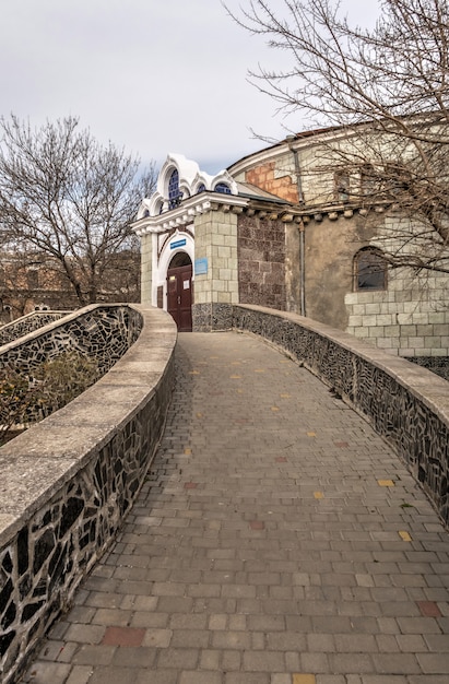 Odessa, ucraina 03.08.2020. vecchio storico abbandonato sanatorio kuyalnik a odessa, ucraina, in una giornata di primavera