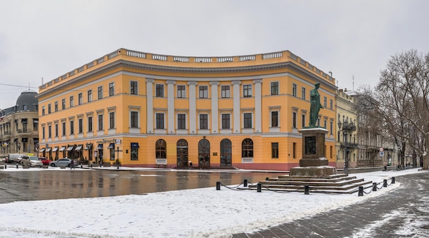 Одесса, Украина 30.01.2022. Снежный зимний день в Одессе, Украина. Приморский бульвар.