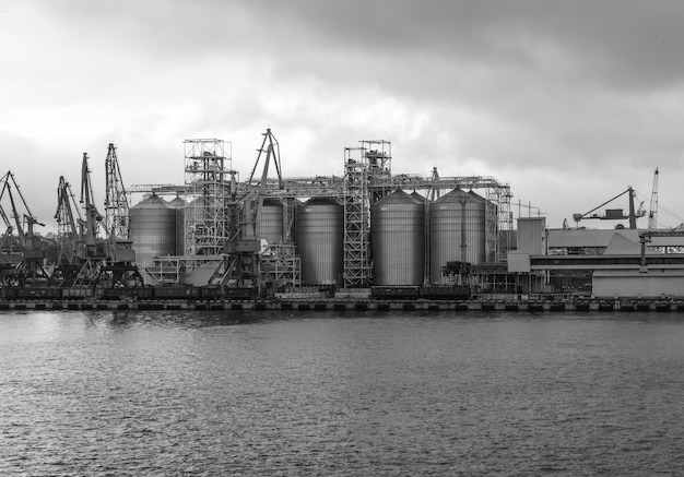 우크라이나 오데사 - 2018년 9월 10일: 해양 산업 상업 항구. 오데사 항구의 산업 지대. 컨테이너 크레인. 해상 화물 산업 항구의 화물 컨테이너 터미널입니다.