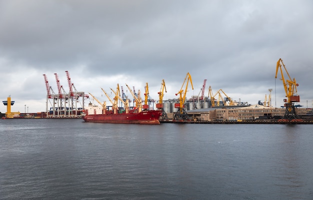 ウクライナ、オデッサ-2018年9月10日：海洋産業商業港。オデッサ港の工業地帯。コンテナクレーン。海上貨物工業港の貨物コンテナターミナル。