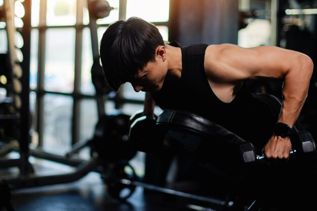 Oefening met dumbbells Het opheffen van gewichten om sterke armspieren op te bouwen een activiteit voor een goede lichamelijke