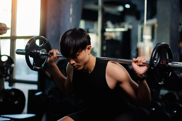 Oefening met dumbbells Het opheffen van gewichten om sterke armspieren op te bouwen een activiteit voor een goede lichamelijke