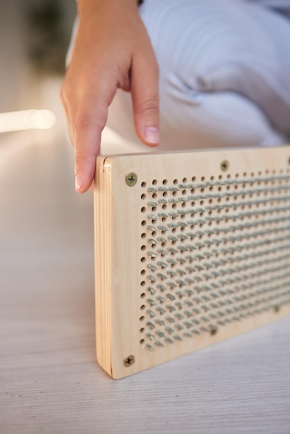 Oefening van staan op spijkers Vrouw meditatie voordat staan op sadhu bord