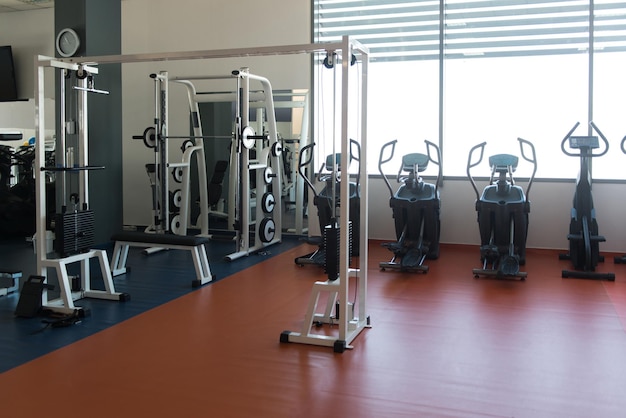 Oefenmachines in een moderne sportschool