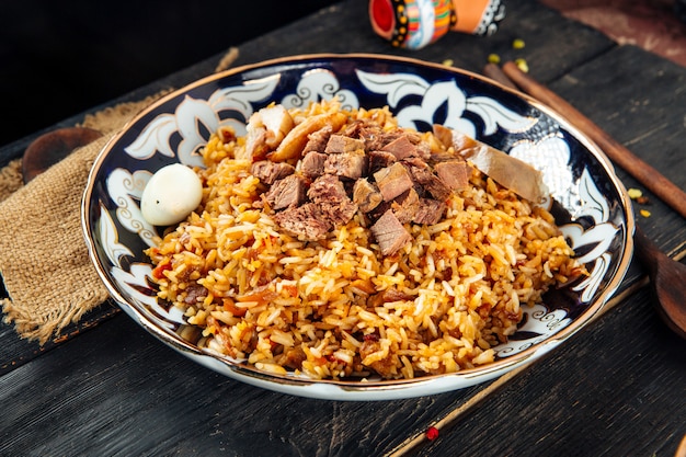 Oeigoerse nationale keuken plov met rundvlees