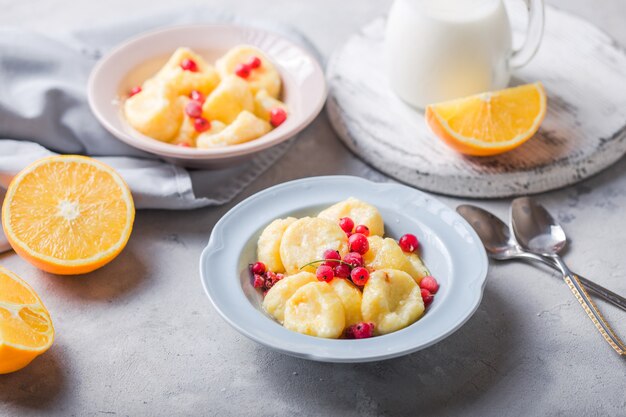 Oekraïens, Russisch eten, luie vareniki; Gestremde melk of kaasgnocchi met verse rauwe bes