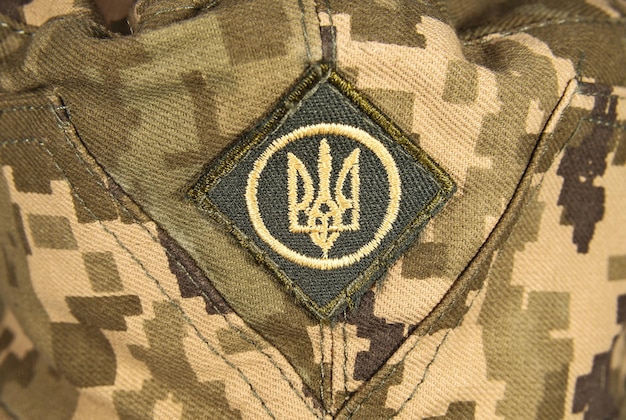 Oekraïens wapenschild op een militair camouflage-uniform militaire vorm en uitrusting