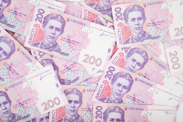 Oekraïense bankbiljetten, een stapel van geld op een witte achtergrond