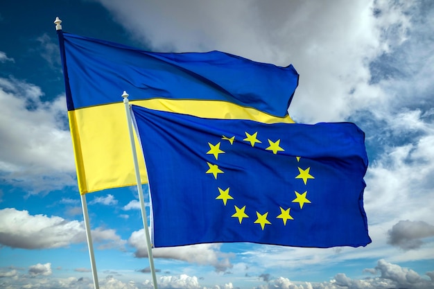 Foto oekraïense blauwe en gele tweekleurige nationale vlag op blauwe hemelachtergrond oekraïne vecht voor vrijheid concept