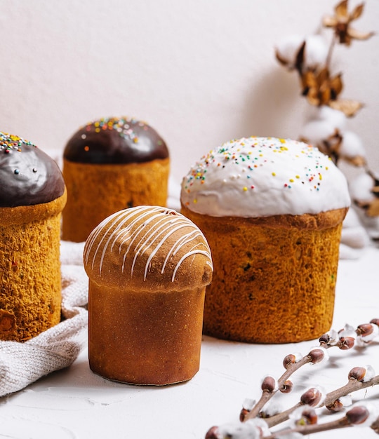 Oekraïense chocolade en vanille paascake op een handdoek