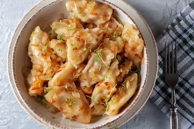 Oekraïense dumplings, vareniki, taarten gebakken met uien.