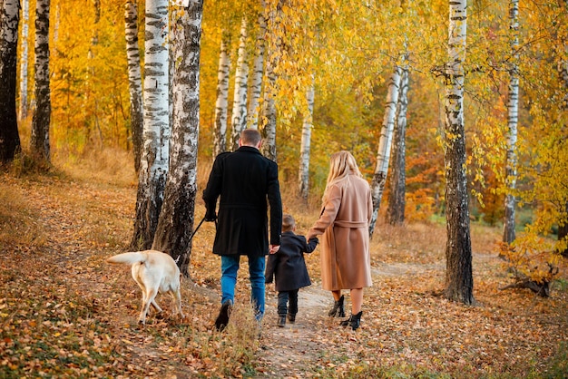 Oekraïense familie wandelt in de natuur met hun zoon en hond