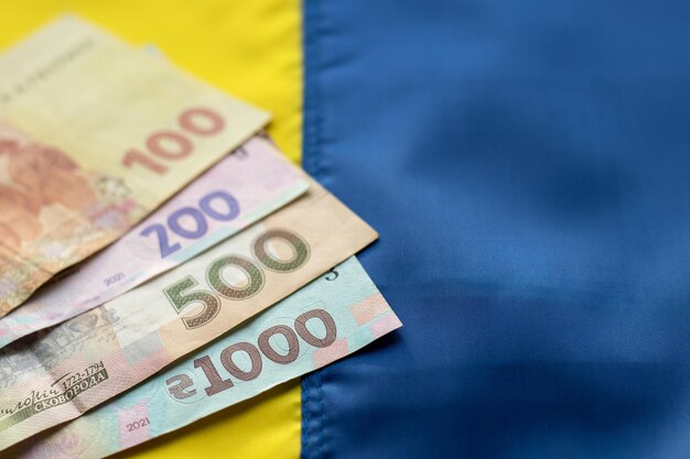 Oekraïense hryvnia van verschillende denominaties in een envelop tegen