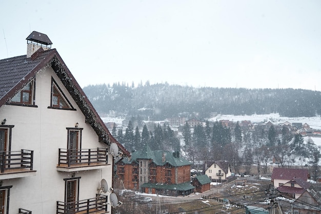 Oekraïense karpaty bergen winterlandschap dorp tussen de bergen