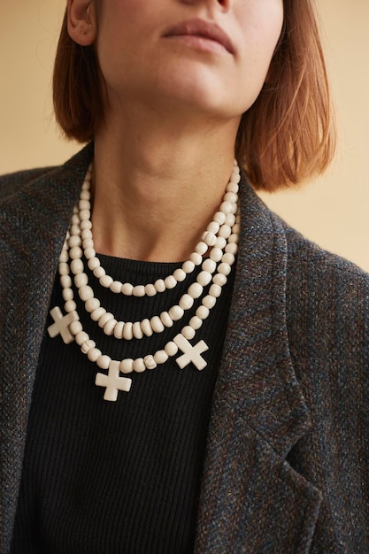 Oekraïense keramische ketting Vrouw gekleed in moderne kleding met stijlvolle authentieke ketting in traditionele Oekraïense stijl Handgemaakt keramisch werk