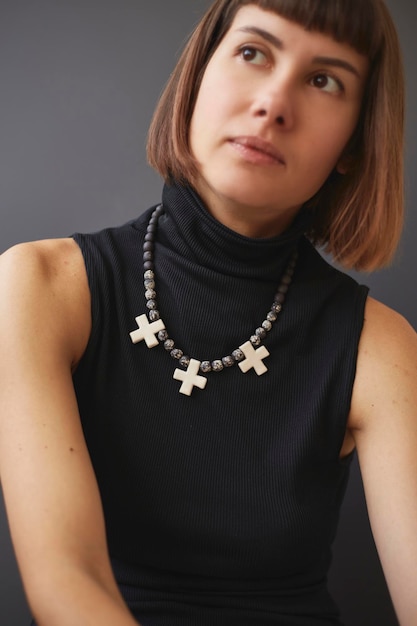 Oekraïense keramische ketting Vrouw gekleed in moderne kleding met stijlvolle authentieke ketting in traditionele Oekraïense stijl Handgemaakt keramisch werk