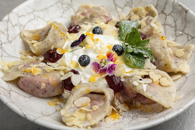 Oekraïense keuken Dumplings in een moderne presentatie