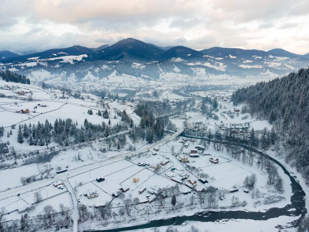 Oekraïense met sneeuw bedekte dorpen, panorama van winterdorpen, karpatische dorpen in oekraïne.