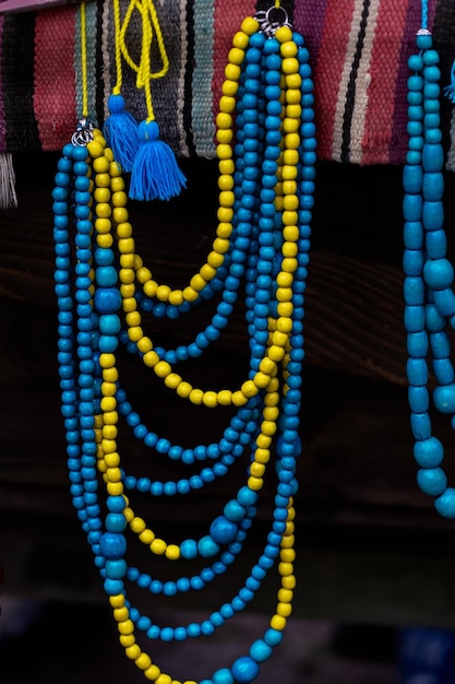 Oekraïense traditionele houten blauwe en gele ketting.