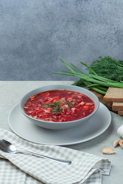 Oekraïense vegetarische borsjt met bonen op een grijze achtergrond