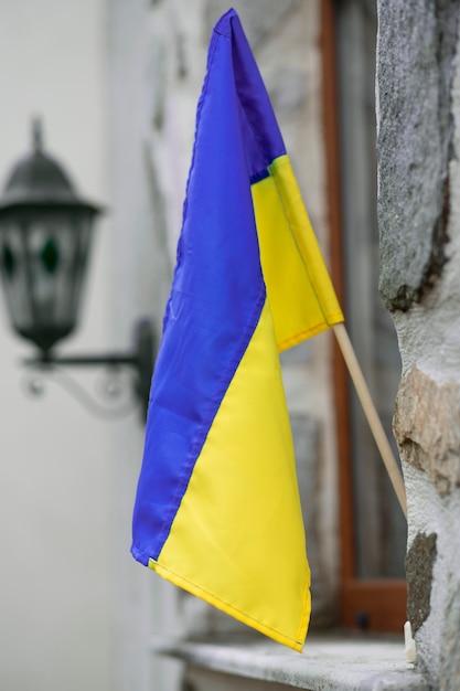 Foto oekraïense vlag op een gebouw