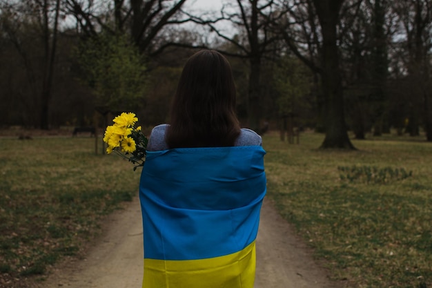 Oekraïense vrouw met uitzicht op de vlag vanaf de achterkant