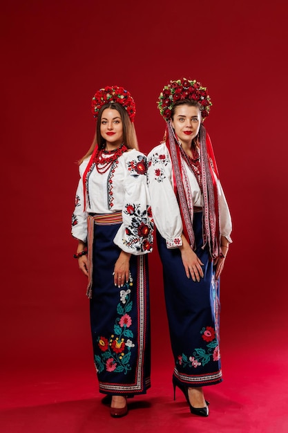 Oekraïense vrouwen in traditionele etnische kleding en bloemen rode krans op viva magenta studio achtergrond Nationale geborduurde jurk oproep vyshyvanka Bid voor Oekraïne