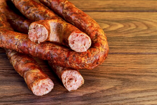 Oekraïense zelfgemaakte kielbasa zelfgemaakte varkensworst, spiraalgebakken