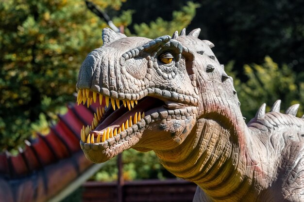 Oekraïne, Khmelnitsky, oktober 2021. Dinosaurusmodel in het park. Het hoofd van een albertosaurus met scherpe tanden