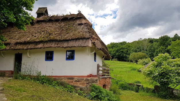 Oekraïne, Kiev - 11 juni 2020. Het oude huis van boeren in het museum Pirogovo. Nationaal museum voor volksarchitectuur en het dagelijks leven van traditionele folklorehuizen in verschillende regio's van Oekraïne.