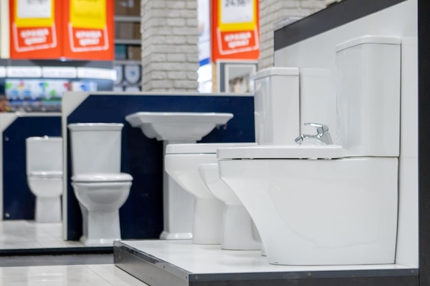 Oekraïne Kiev 19 december 2019 Assortiment toiletten in een sanitairwinkel Handel in huishoudelijke keramische producten voor thuis