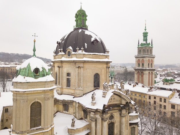 Oekraïne Lviv stadscentrum oude architectuur drone foto vogelperspectief in de winter