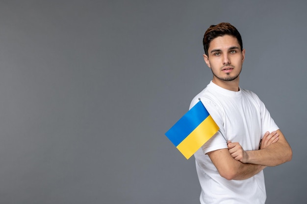 Oekraïne Russisch conflict moedige knappe man in wit overhemd met gekruiste handen