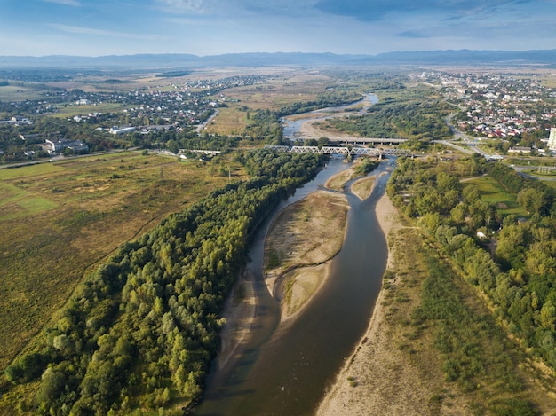 Oekraïne Stryi Prachtig uitzicht op de rivier en de stad vanuit vogelperspectief vanaf quadcopter dron