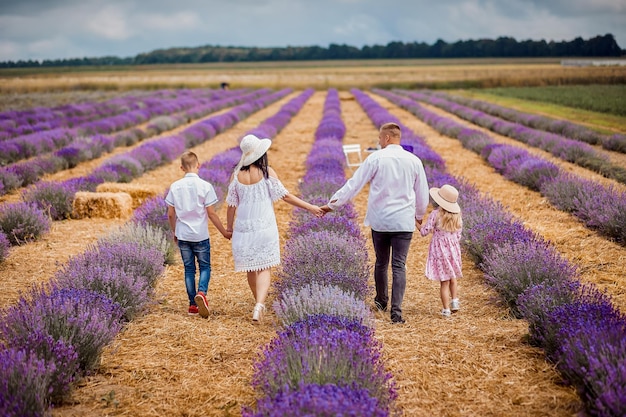 Oekrane 04 juli 2021 gelukkige familie wandelen op het bloeiende lavendelveld in oekraïne