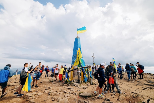 OEKRANE 24 augustus 2019 Mount Hoverla Karpaten in Oekraïne in de zomer Toeristen klimmen naar de top van de berg Schilderachtig landschap panorama-uitzicht op de Chornogora-rug