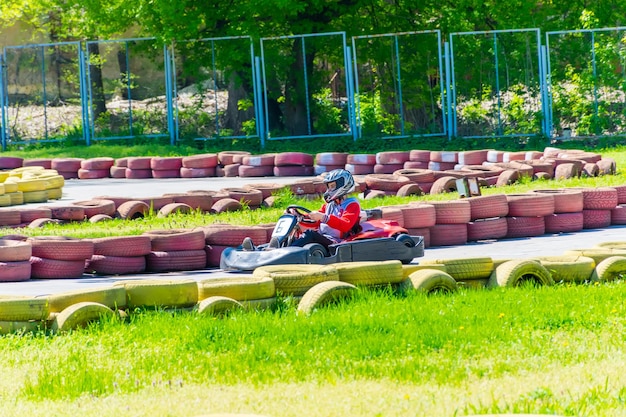 Foto oekrane dnepropetrovsk. in het stadspark van chkalov waren er kartwedstrijden onder kinderen